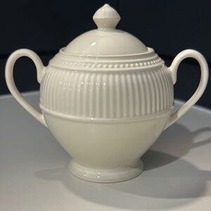 Wedgwood Windsor lidded sugar bowl